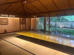挙式会場。通常は宴会で使用することからサンプルではなく、写真などを用いてご案内いただきました。