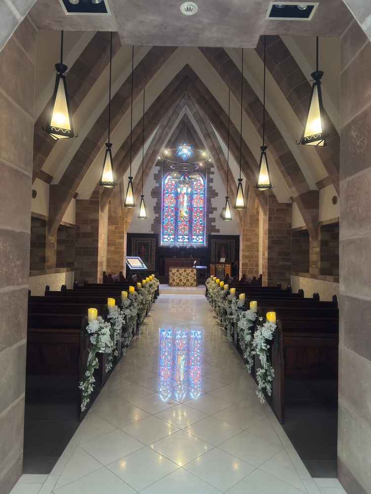 チャペルの中はステンドグラスで照らされており綺麗でした。