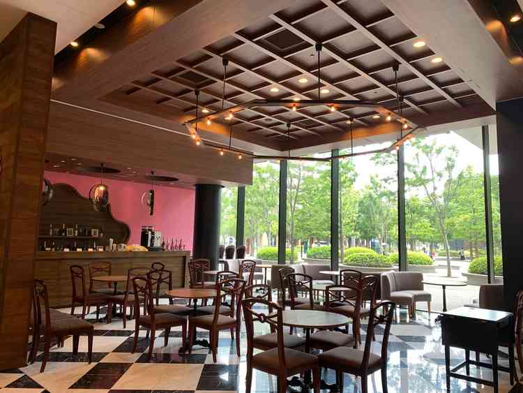 ロビーのカフェスペース。落ち着いた空間。