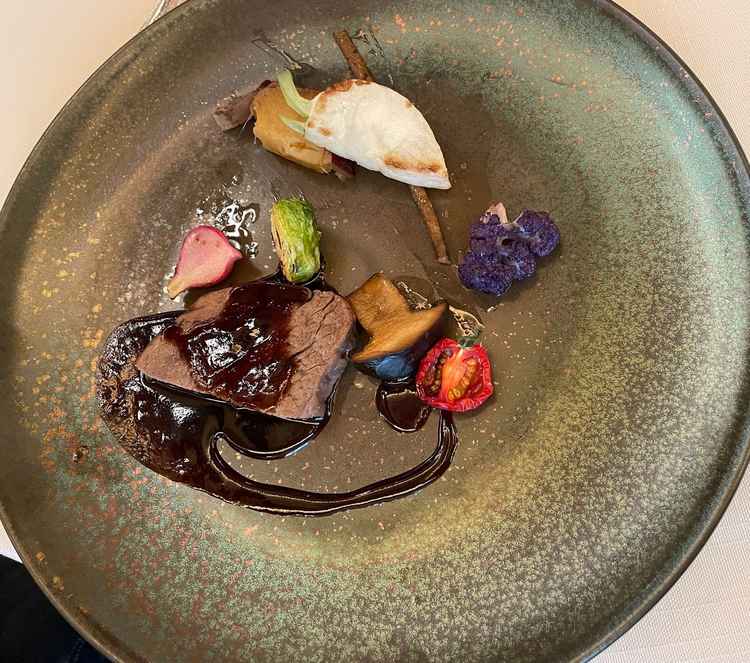 メインディッシュのお皿の写真。こちらもおいしい上に他のお皿も感動するおいしさ。