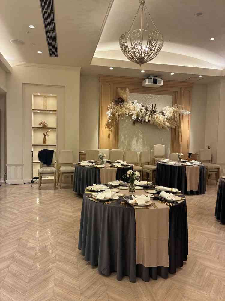 披露宴会場で、見学時には最大収容人数でセットされた状態を見れたので、大人数での雰囲気を見れました。