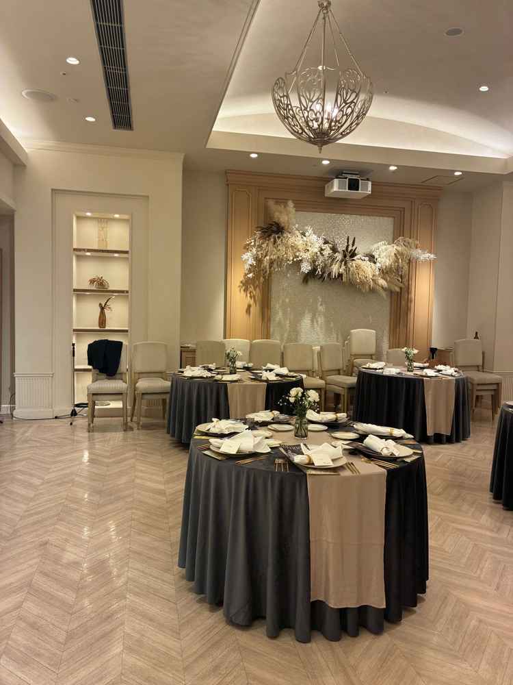 披露宴会場で、見学時には最大収容人数でセットされた状態を見れたので、大人数での雰囲気を見れました。