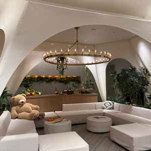 披露宴会場その2です。こちらはグランピング？をイメージした会場っぽいです。奥にはカウンターも。