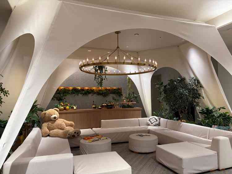 披露宴会場その2です。こちらはグランピング？をイメージした会場っぽいです。奥にはカウンターも。