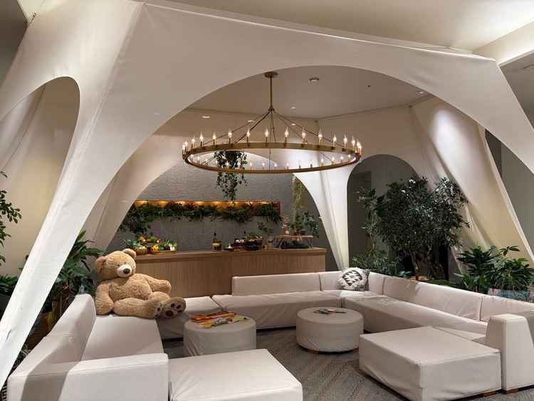 披露宴会場その2です。こちらはグランピング？をイメージした会場っぽいです。奥にはカウンターも。