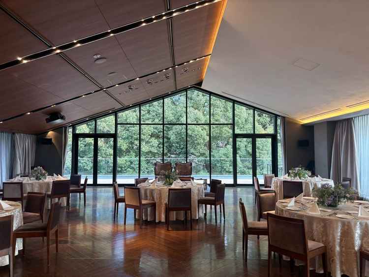 披露宴会場の写真。背景の緑が素敵で、テラス先も出ることができ、様々な演出ができると感じました。