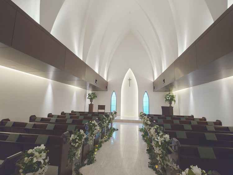 白基調でありながら温かみが感じられるチャペル