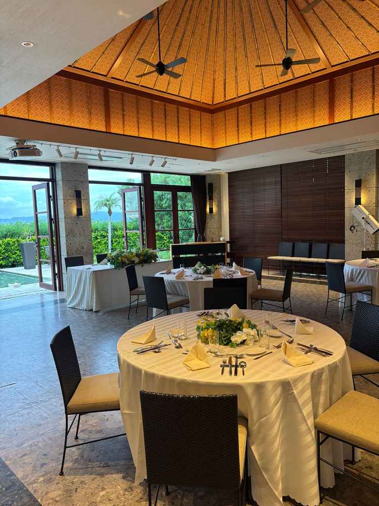 披露宴会場。バリのようなリゾート感があった。