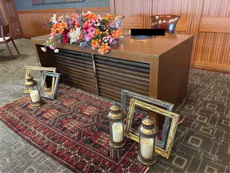 アンティーク基調の披露宴会場の新郎新婦テーブルの写真。アンティークな雰囲気がとてもよかったです。