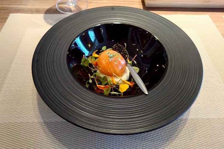 試食させていただいたサーモンの前菜です。