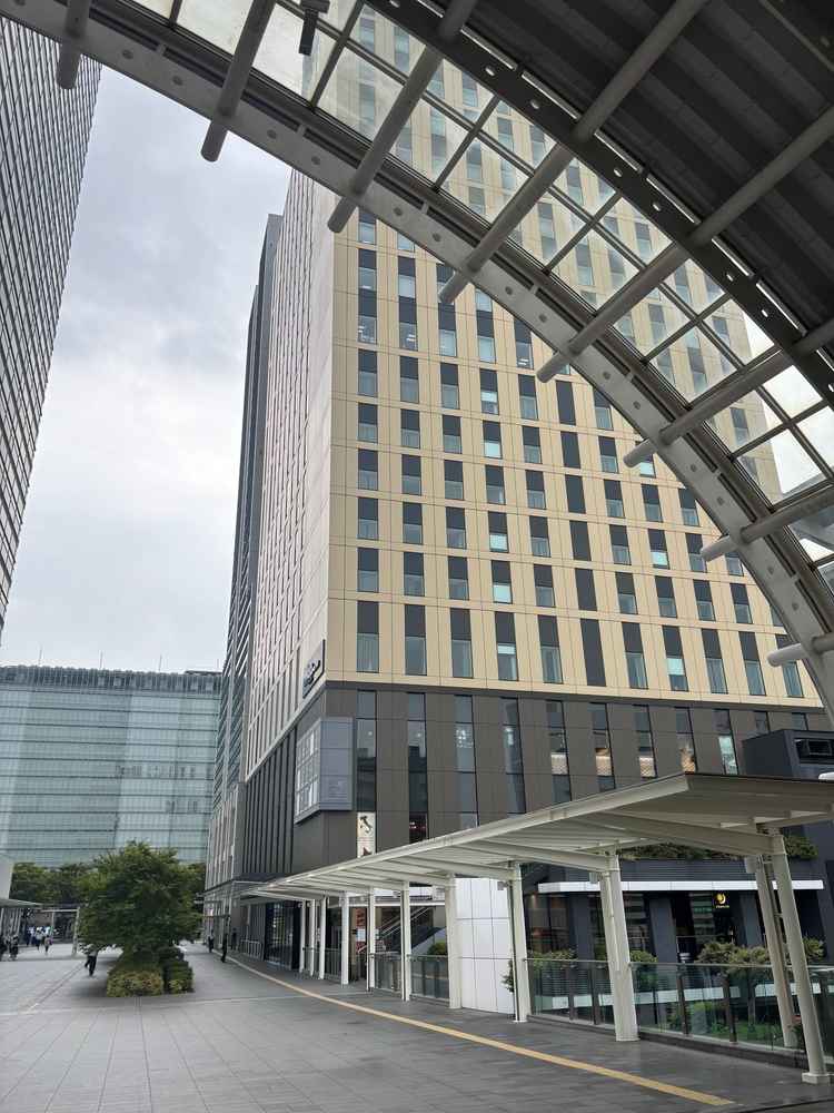 新都心の改札を出てすぐ式場のビルがあり、そこまでめ必ず屋根が着いている為、雨に濡れる事なく行かれます