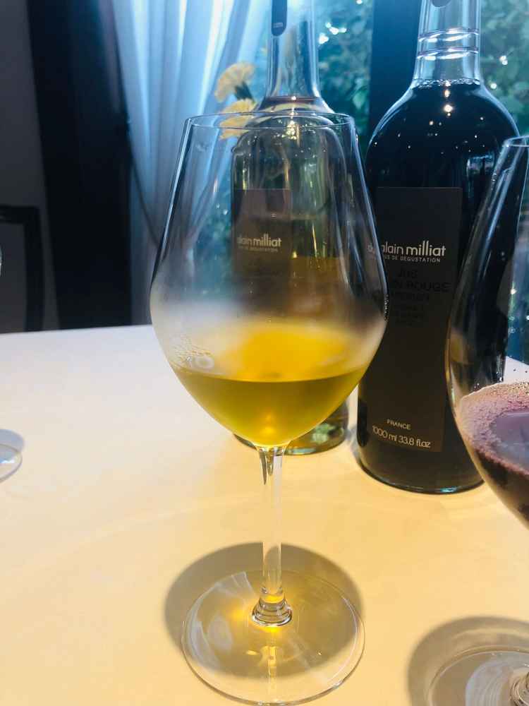 試食でいただいた緑茶です。料理のグレードによるとは思いますが、ドリンクまでこだわりが見えました。