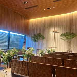 チャペルは明るく、曇天でも暗くならないと実際の写真を見せてもらいご説明いただきました。