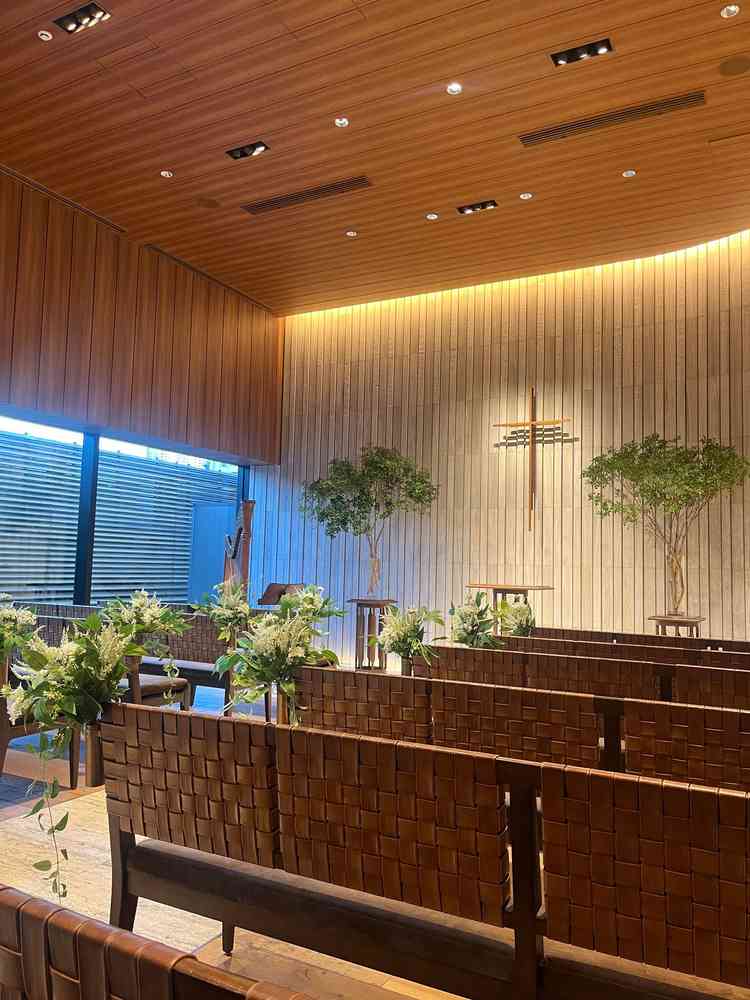 チャペルは明るく、曇天でも暗くならないと実際の写真を見せてもらいご説明いただきました。