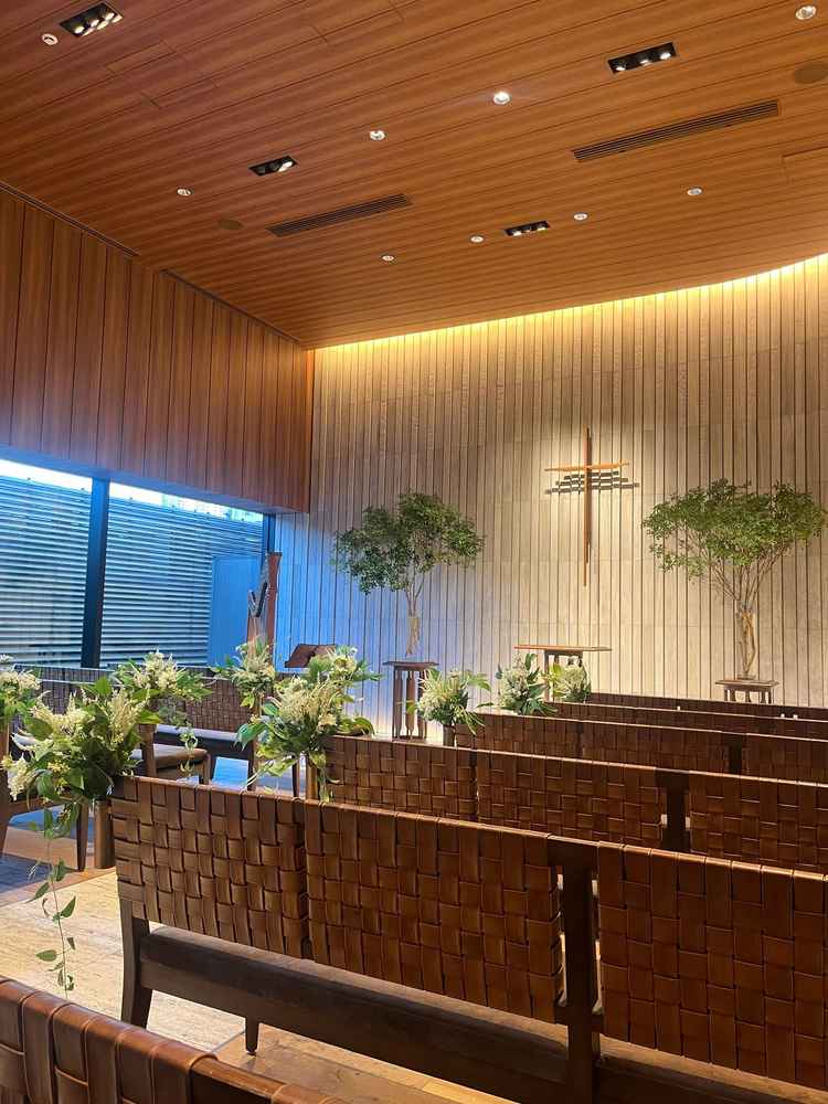 チャペルは明るく、曇天でも暗くならないと実際の写真を見せてもらいご説明いただきました。