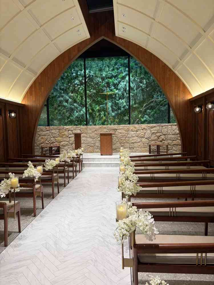 思ったより天井が高く、明るくて素敵なチャペルでした。