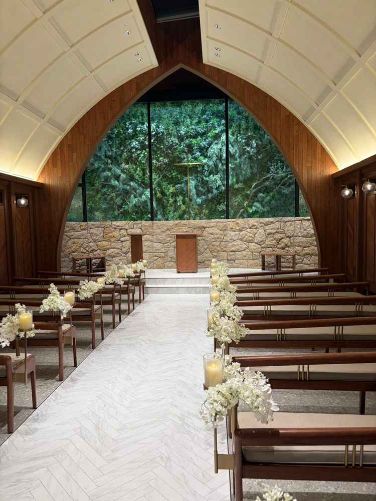 思ったより天井が高く、明るくて素敵なチャペルでした。