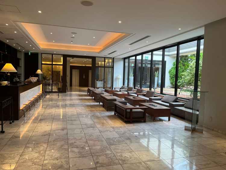 ウェルカムドリンクスペース。ガーデンもあり、雨の日だったが室内も非常に明るい印象。