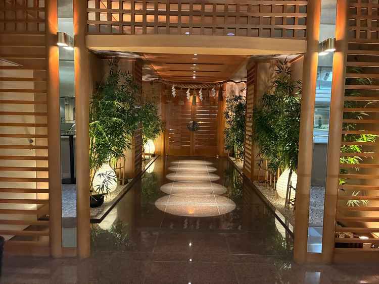 館内神殿の入り口です。緑もあり雰囲気が良いです。ここからすでに荘厳さあり、和の雰囲気を感じられます。