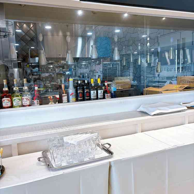 会場にオープンキッチンがついており、料理を作る様子が見える。