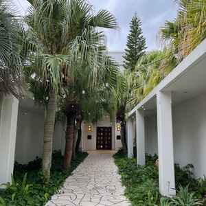 リゾート感のある外観。入口前。