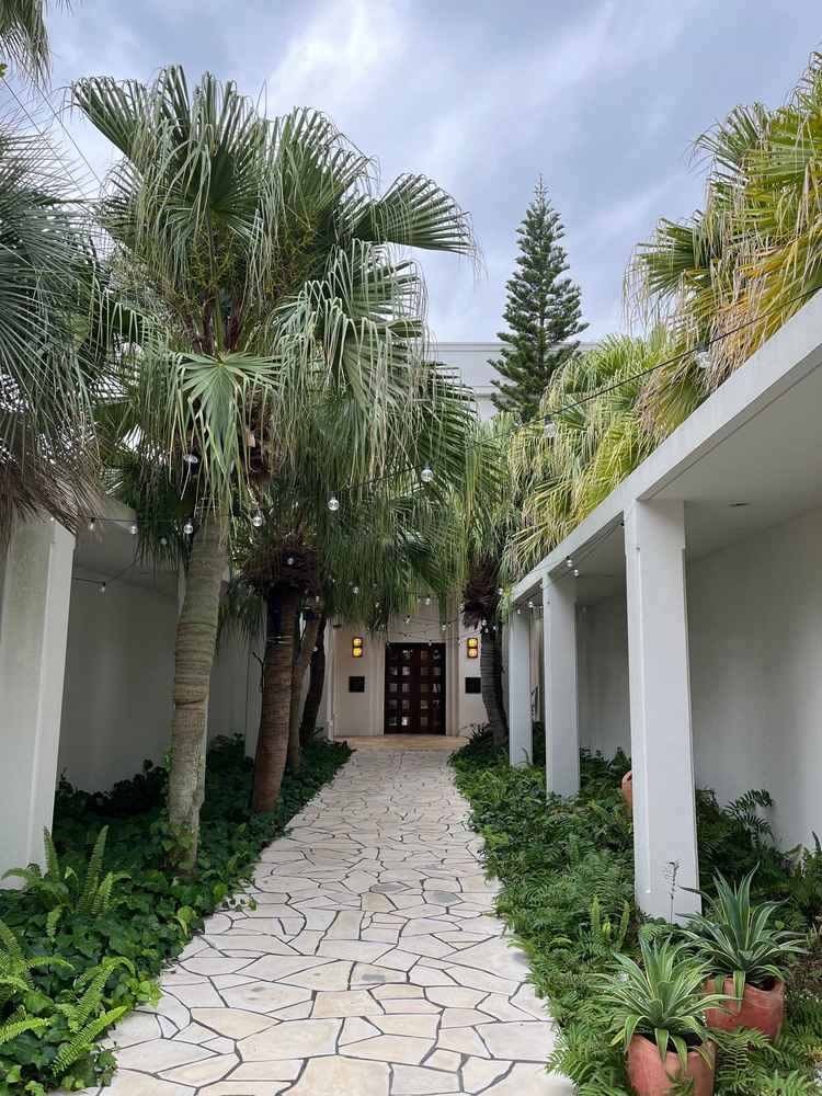 リゾート感のある外観。入口前。