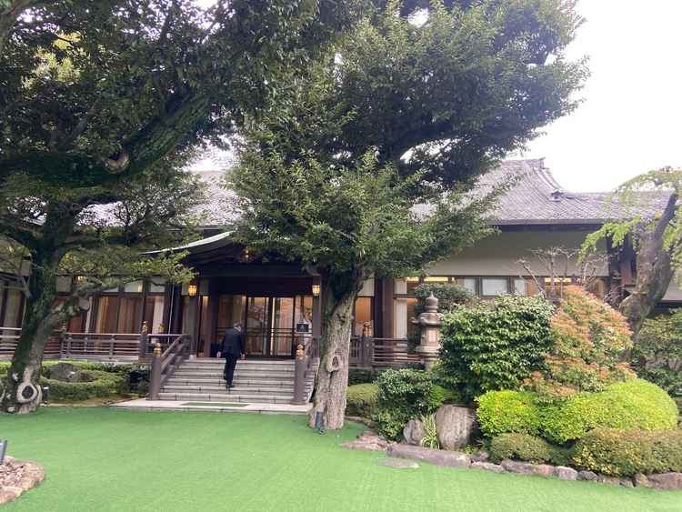 お庭から儀式殿への入り口