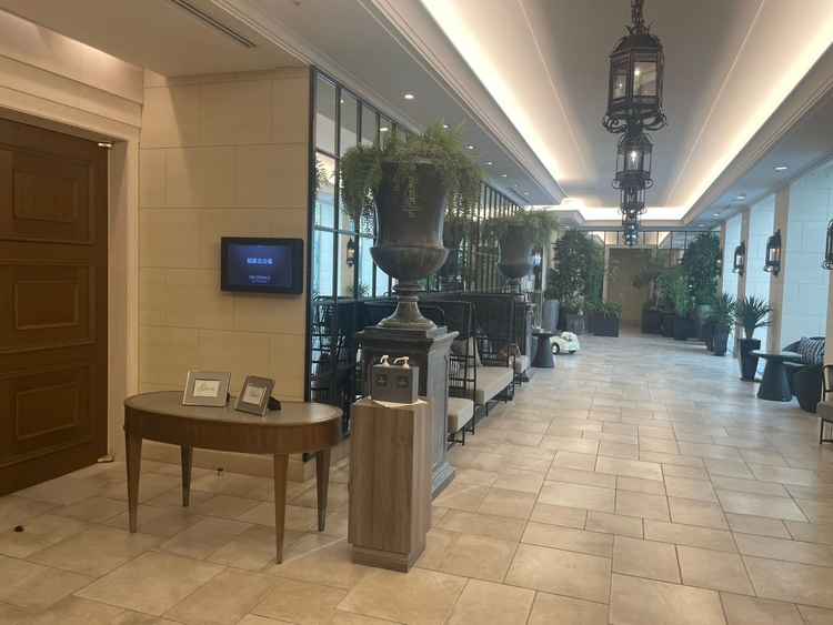 チャペル前のロビー（チャペル外観）