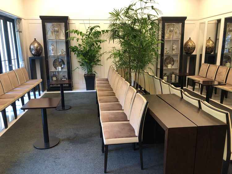 家族や列席者の控室。外にも出られるようになっており広いお部屋でした。