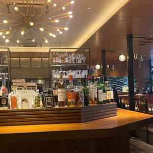 待ち合いに使えるワンフロア貸切のレストランがありました。