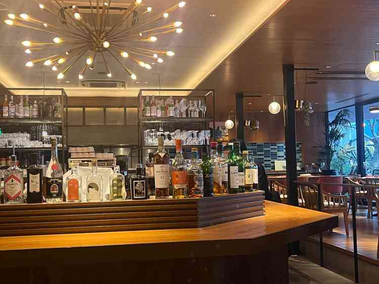 待ち合いに使えるワンフロア貸切のレストランがありました。