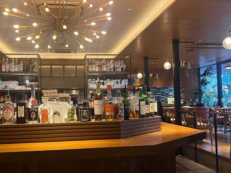 待ち合いに使えるワンフロア貸切のレストランがありました。