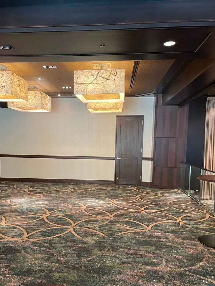 最近張り替えたばかりという絨毯と、和紙に墨で模様をつけたライト。