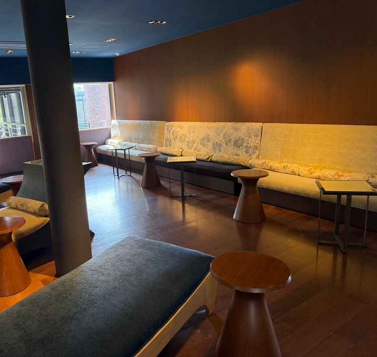 ゲストの待合室です。座りごこちの良いソファや、くつろげる空間が素敵でした。