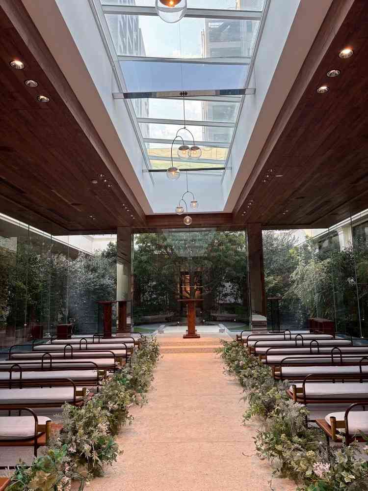 水、緑の組み合わせがとてもクリーンな印象のチャペルでした。天窓から差し込む太陽光との相性も抜群。