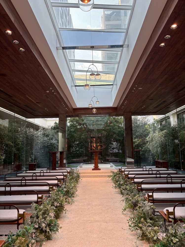 水、緑の組み合わせがとてもクリーンな印象のチャペルでした。天窓から差し込む太陽光との相性も抜群。