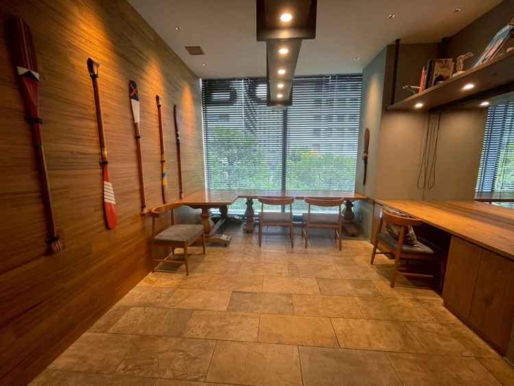 控室は広々としていて、同じ規模のお部屋が他にもあり、安心して準備することができそうです。