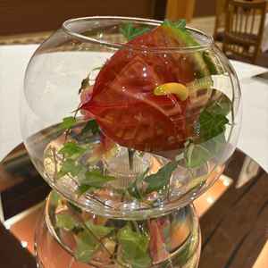 テーブルの上に飾られていたお花です。様々な花瓶が飾られていて、お花だけでなく花瓶選びも楽しそうです。