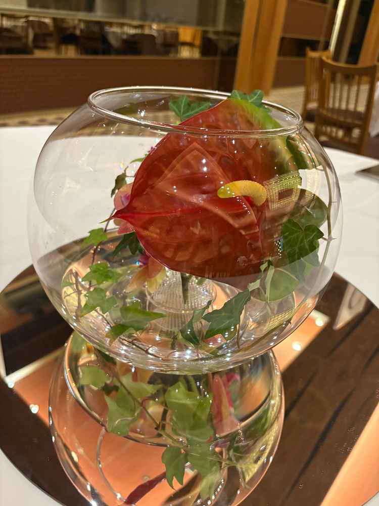 テーブルの上に飾られていたお花です。様々な花瓶が飾られていて、お花だけでなく花瓶選びも楽しそうです。