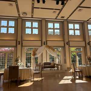 披露宴会場は天井高でとても広く窓も多く開放的でした！階段入場できる点も良かったです。