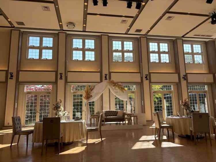 披露宴会場は天井高でとても広く窓も多く開放的でした！階段入場できる点も良かったです。