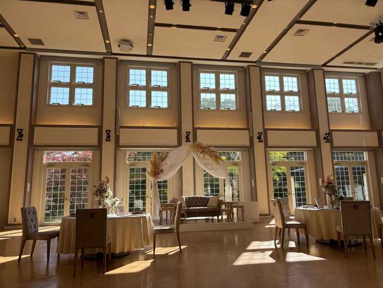披露宴会場は天井高でとても広く窓も多く開放的でした！階段入場できる点も良かったです。