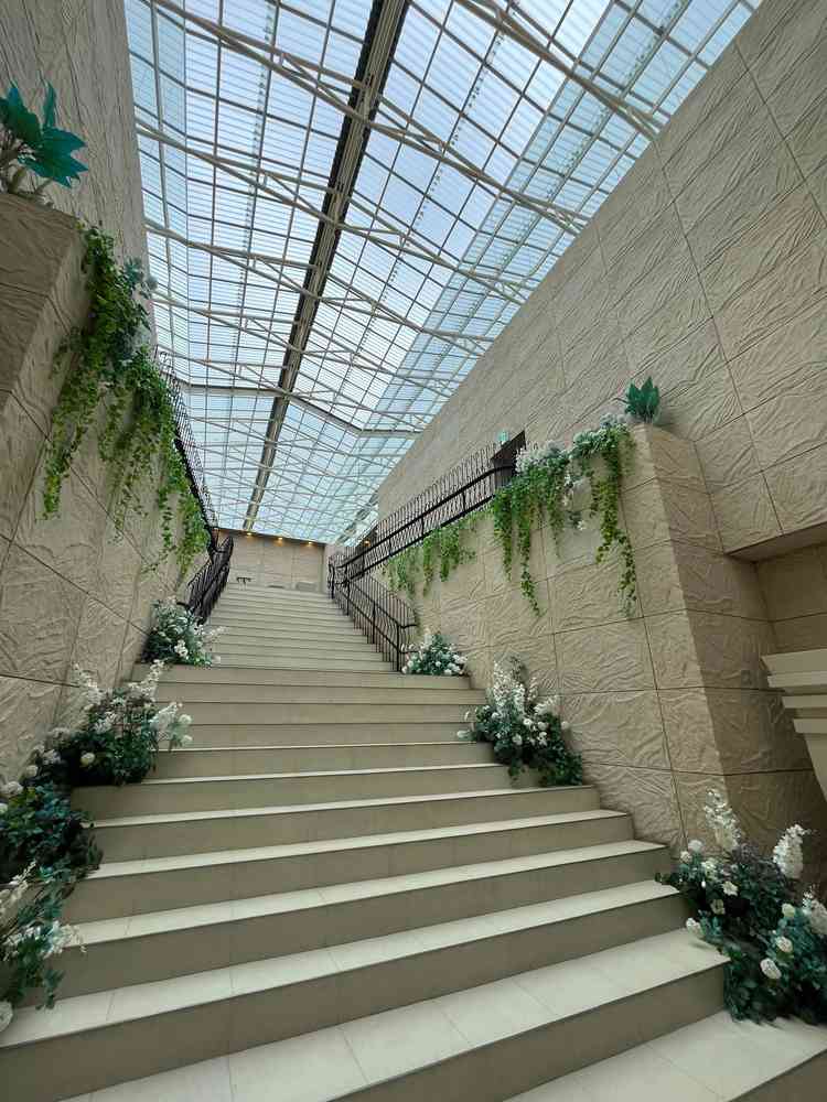 曇りの日でも明るく感じた、開放感のある大階段。