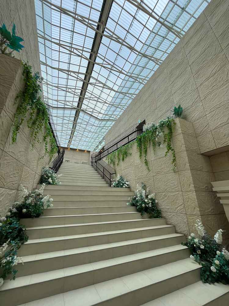 曇りの日でも明るく感じた、開放感のある大階段。