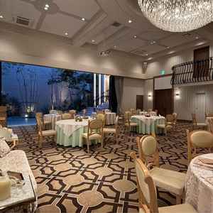 披露宴会場とガーデンが繋がっており、全天候型で対応可能とのこと。オープンキッチンも隣接してます。