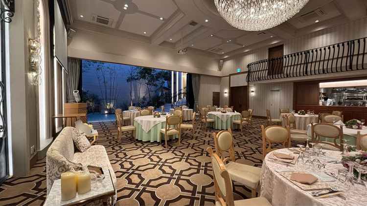 披露宴会場とガーデンが繋がっており、全天候型で対応可能とのこと。オープンキッチンも隣接してます。