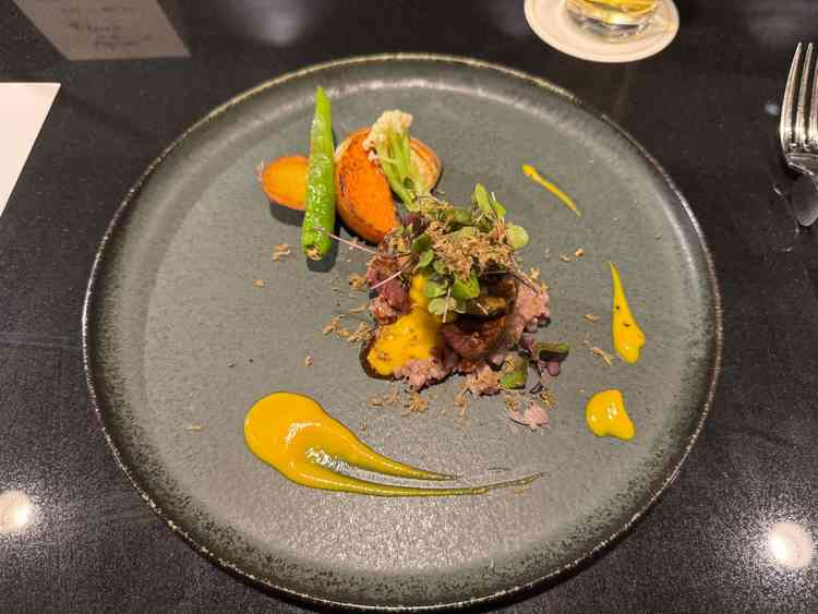 試食させていただいたお料理のメインです。前菜とパンもいただき、お料理への自信が伺えます。