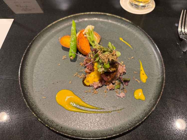 試食させていただいたお料理のメインです。前菜とパンもいただき、お料理への自信が伺えます。