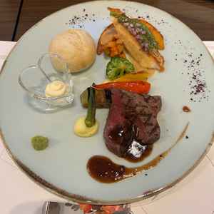 箸で食べられるお肉でした。金属がぶつかる音も気にならなかったです。