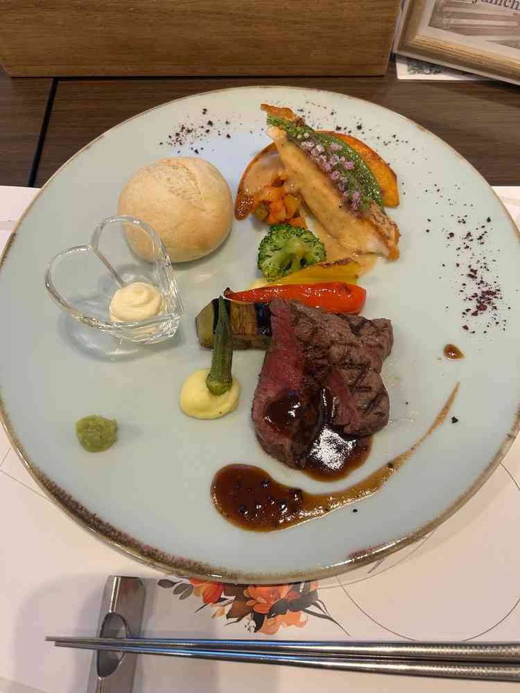 箸で食べられるお肉でした。金属がぶつかる音も気にならなかったです。